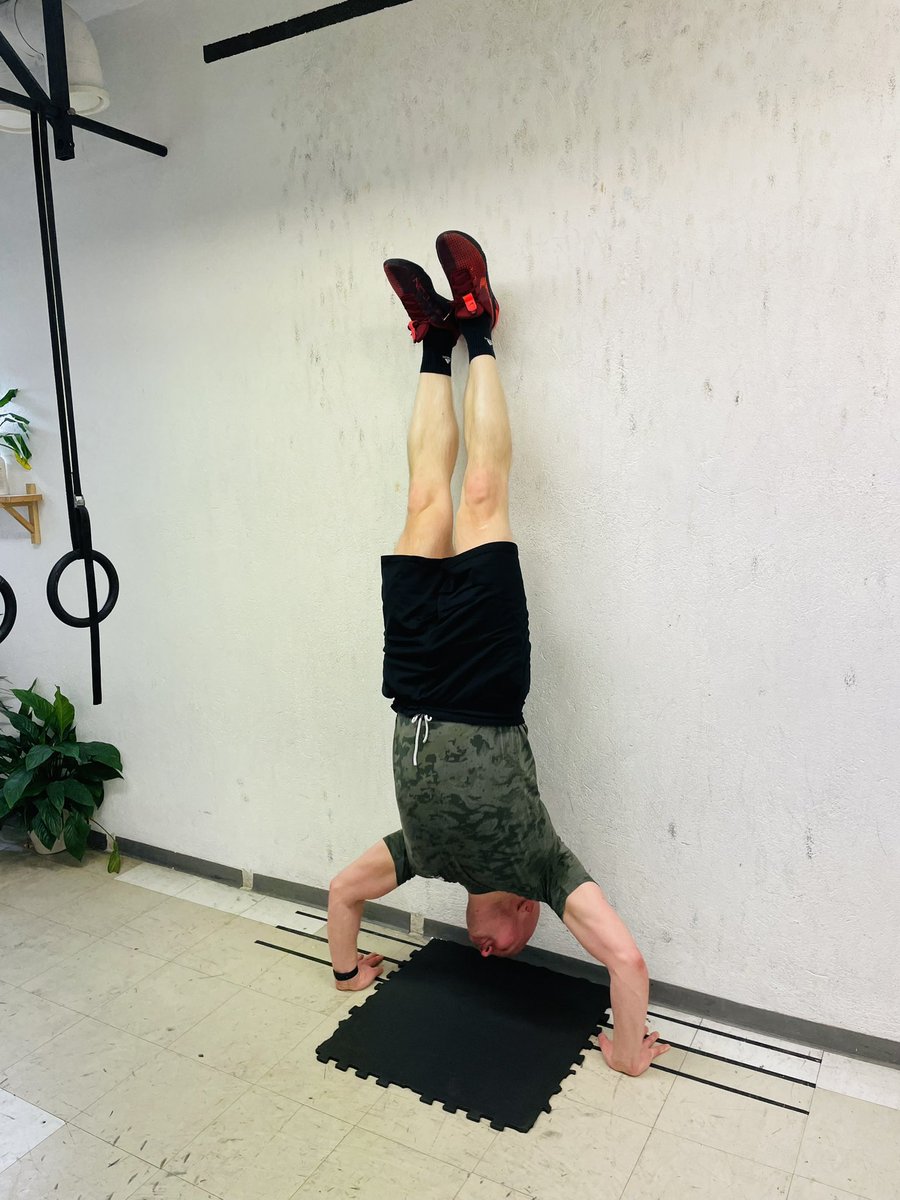 Okonomiyakiguy's tweet photo. Spontaneously hit up CrossFit after work. Solo workouts, but sharing the gym vibes with some nice people, including the powerhouse @AskoMustonen 💪 https://t.co/09GbNravyq