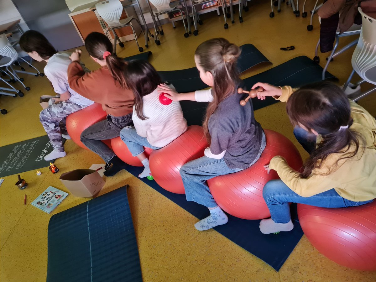 CiteMourenx's tweet photo. #Actu_CDI Atelier relaxation 🌅
Postures de yoga, exercices sur ballons, de respiration, massages. On est bien au CDI. #biendansmoncollege @AcBordeaux @CiteMourenx @dsden64 https://t.co/QCRnMQ3hA9