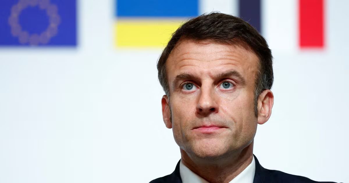 f_philippot's tweet photo. - #Macron annonce ce jour qu’il « ne met aucune ligne rouge » à la guerre de la France contre la #Russie en soutien de Kiev et #Zelensky !

- Hier les sénateurs ont voté l’utilisation d’une partie de notre épargne pour financer l’effort de défense (pour l’Ukraine donc !) (cf : https://t.co/LQpFJAvFw5)

- Aujourd’hui #Ursula confirme qu’elle sera reconduite en juin à la tête de la Commission européenne : une ultra atlantiste va-t-en guerre !

➡️ Ne pas comprendre le schéma de guerre mondiale qui se met en place sous nos yeux, c’est être aveugle ! 
Les parlementaires ne feront rien, Bardella vient de confirmer qu’il voulait « un accord de défense bilatéral France-Ukraine », idem LR, PS, etc. 

À chaque Français, donc, de résister, à chaque maman de refuser que son fils aille mourir pour Kiev, l’OTAN et BlackRock ! 
À nous de nous battre pour quitter l’UE et l’OTAN et mettre Macron dehors !