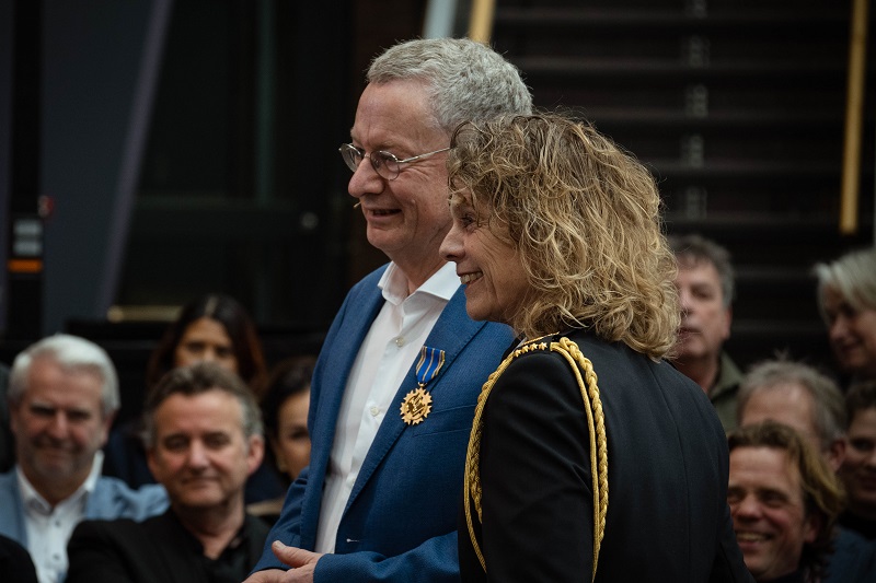 Politieacademie's tweet photo. Otto Adang ontving vandaag een eremedaille voor verdienste @Politie. Hij nam afscheid na 20 jaar lector Openbare orde en Gevaarbeheersing te zijn geweest. @POL_Korpschef reikte de medaille uit als erkenning voor zijn bijzondere inzet voor het politievak. ​https://t.co/IrFudIo2MK https://t.co/p2QYbcffYE