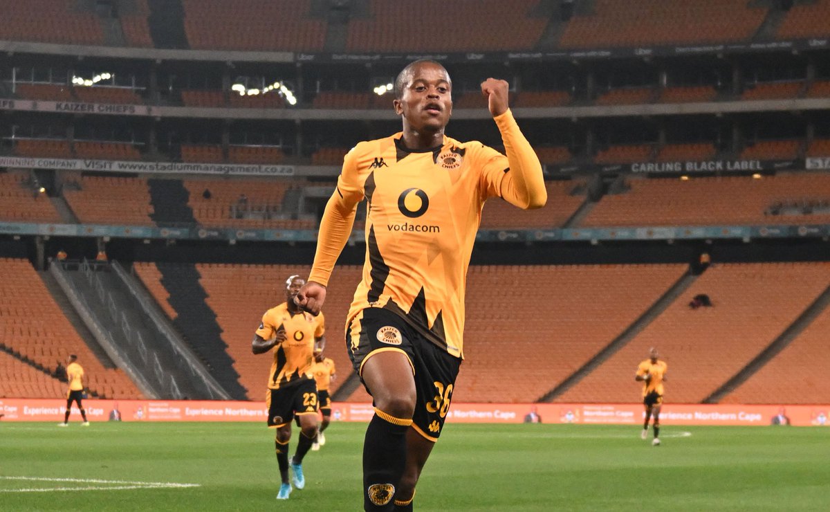 SibuthaNomzi's tweet image. The Battle of the youngsters✨️
#SowetoDerby #DSTvStream