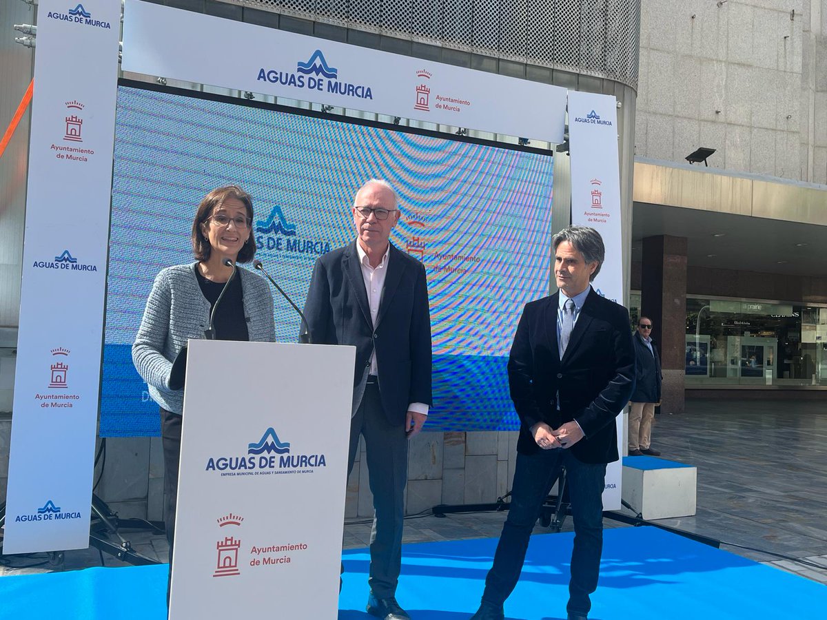 AytoMurcia's tweet photo. Murcia lanza la campaña ‘Sabe a excusa’ para animar a los ciudadanos a consumir agua del grifo, con la instalación de un grifo de cuatro metros y medio de altura llama la atención de los viandantes en la céntrica avenida de la Libertad de Murcia.

https://t.co/0TbhO60CjP https://t.co/ZMZ5Wujg3J