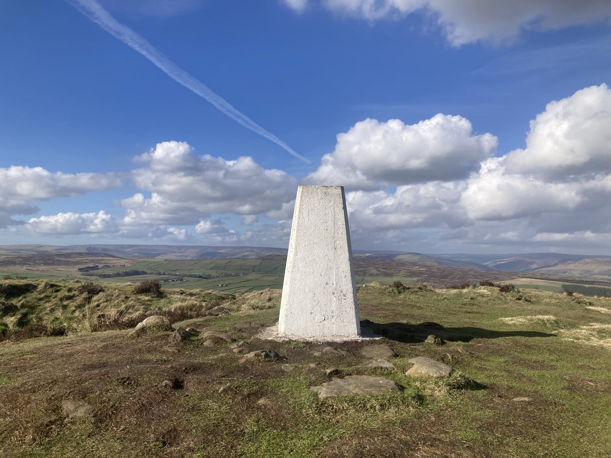 Happy #TrigPointThursday from Sir William Hill Trig on beautiful Eyam Moor two days ago 💚
#PeakDistrict