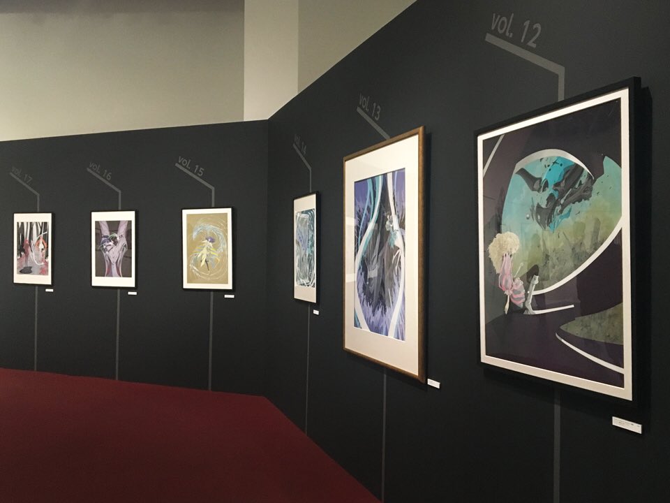bpd_official's tweet photo. KAAL です。「DESIGNS 永野護デザイン展」に行ってきました。
『ファイブスター物語』の表紙原画１７点は圧巻でした。単行本サイズでは見えなかった細部を心ゆくまで鑑賞できて大満足！！

#永野護展 #ファイブスター物語 #永野護 #ゴティックメード #FSS #GTM #ニュータイプ #デザインズ7 https://t.co/FM1AtF4Hr8