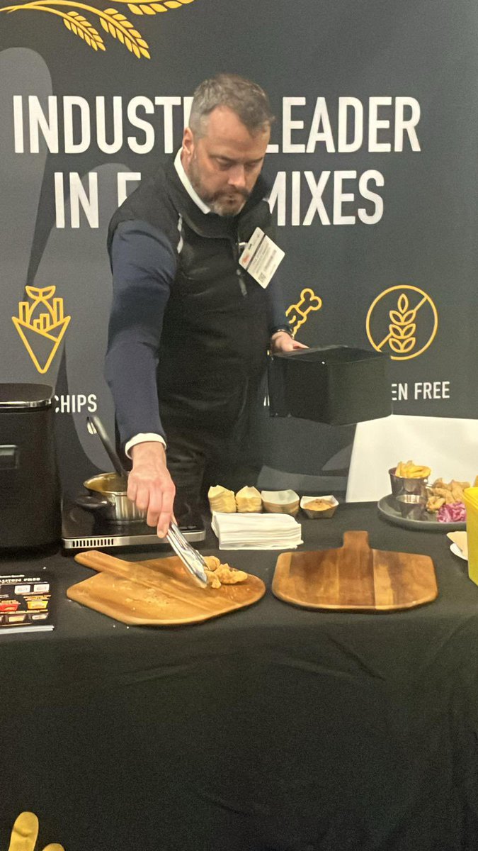 MiddletonFrying's tweet photo. Russell doing his thing showcasing #PiriPiriGlaze and #GlutenFree #Breading at the IFEX Show in #Belfast today…Also Paul showing off his new trim 💇♂️😂👌🏻
#Middletons #BetterBatter #BetterGlaze #BetterBreading #Roosters #Marinade #ChickenBreading https://t.co/j77WWsovz7