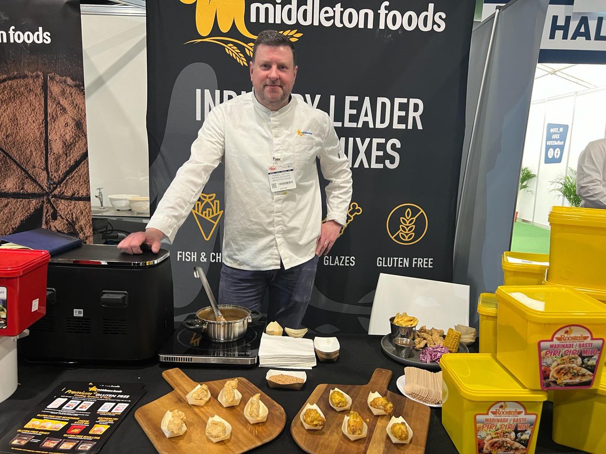 MiddletonFrying's tweet photo. Russell doing his thing showcasing #PiriPiriGlaze and #GlutenFree #Breading at the IFEX Show in #Belfast today…Also Paul showing off his new trim 💇♂️😂👌🏻
#Middletons #BetterBatter #BetterGlaze #BetterBreading #Roosters #Marinade #ChickenBreading https://t.co/j77WWsovz7