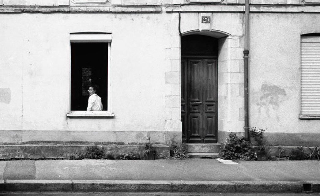 Renphotographie's tweet photo. Bonjour ! 

#analogphotography #filmphotography #filmisnotdead #35mmfilm #leicam7 #kodaktrix #rennes #fenetre #streetphotography #lesgens #bw #bwlovers #photooftheday #photography #photographie #heyfsc https://t.co/6ev7zfo87i