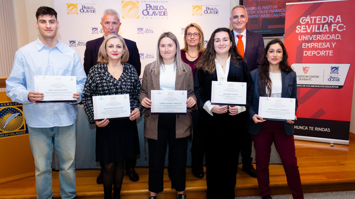 pablodeolavide's tweet photo. 🏆La Cátedra @SevillaFC - UPO ha entregado hoy el III Premio Manuel Blasco Garzón que reconoce los mejores TFM y  TFG relacionados con el #Deporte y la #Empresa realizados por #estudiantes de nuestra Universidad.

💠Pablo Quintana y Ana Marín han sido los galardonados en la categoría de Empresa, y Carmen Serrano y María Cabello en la categoría de Deporte. El Jurado también ha premiado con un accésit el trabajo de la estudiante Ane Frauda Ruiz.

¡Enhorabuena a todos ! 👏👏👏👏

https://t.co/EgWzKB349v