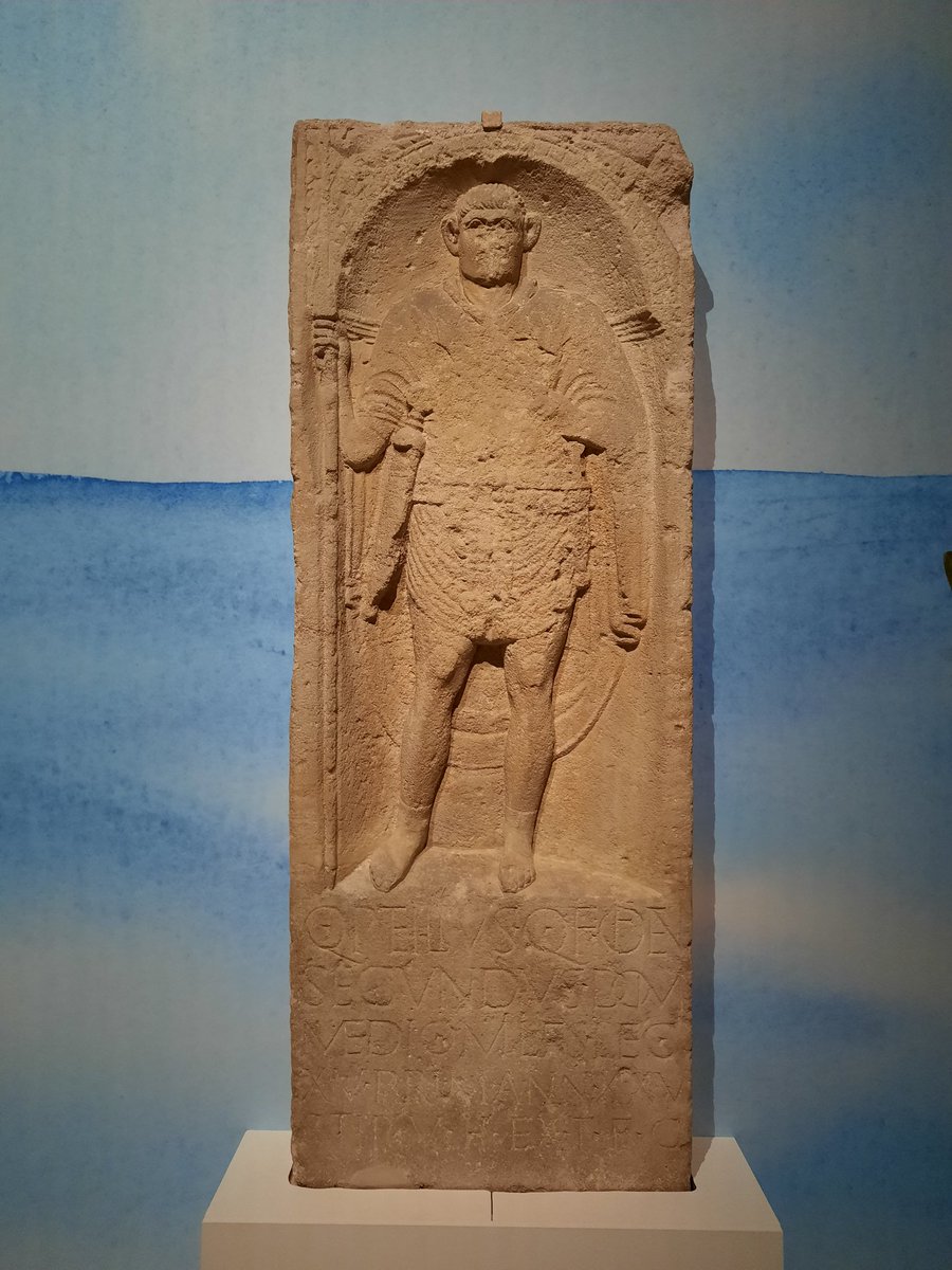 Seguimos recorriendo #LegionExhibition. Nos encontramos con el legionario Quintus Petilius Secundus. Natural de Mediolanum (Milán) sirvió durante cinco años en la legión romana antes de fallecer en la frontera del Rin, a los 25 años de edad (LVR Landesmuseum Bonn) 📷 Sergio Geijo