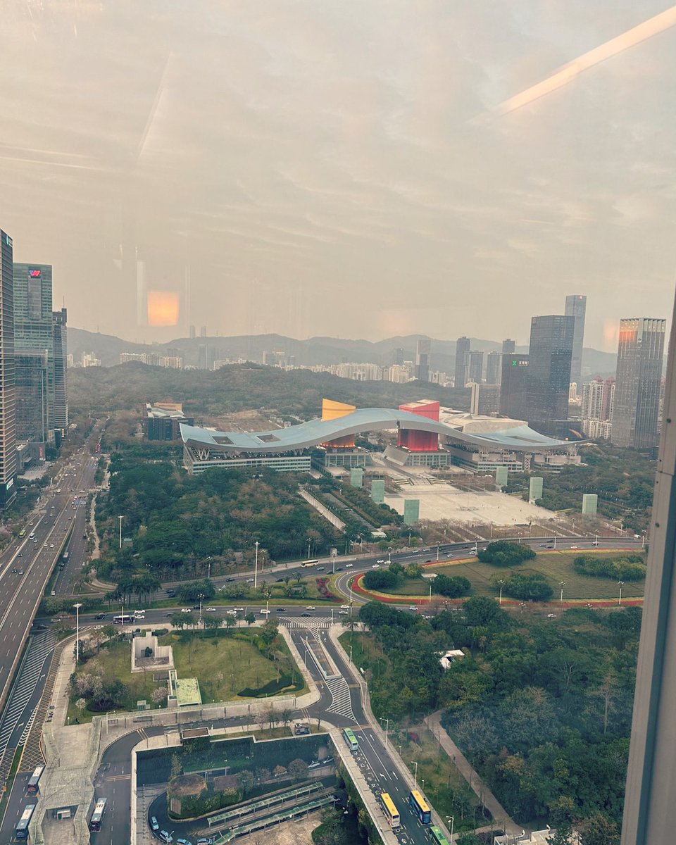 At my concert in Shenzhen I was very impressed to see such a young and enthusiastic audience, at least half of the concert hall was under 35. I can’t wait to spend more time in this land: one of the stops of my Sonata for 7 cities project will be Hong Kong!

📸view from the hotel