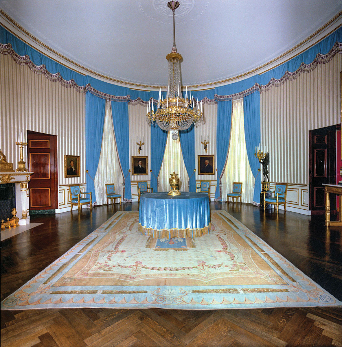 Happy Thursday! Check out these photos of the White House Blue Room before and after First Lady Jacqueline Kennedy’s restoration. 📷: @JFKLibrary