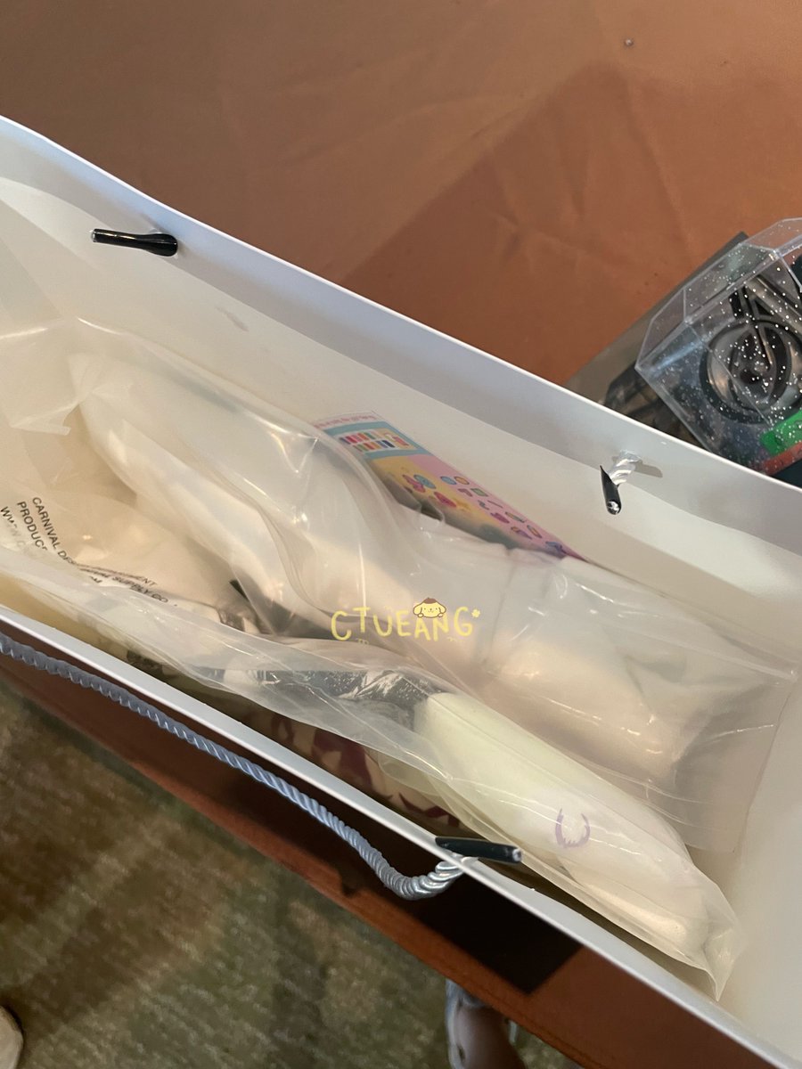 ta_oontoon's tweet photo. ไม่แน่ใจว่ามีคนซื้อให้เธอซ้ำไหม หรือเธอซื้อเองหรือป่าว

แต่ถ้าใช่ตัวนี้ที่เราให้ ก็คือดีใจมากๆที่เธอหยิบมาใส่
ขอบคุณนะ  🥹

เจอกันวันคอนเสิร์ตนะคะ 🪐💙
@mynameisnanon 
#mynameisnanon https://t.co/CsMuNVOY1C