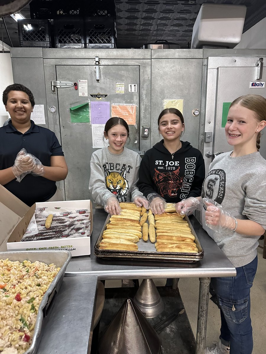 StJoeBobcats's tweet photo. We are so thankful for the volunteers who helped serve our first meal at the United Caring Shelter last night.  Student Council will serve 2 more meals this month, as part of our mission to serve our community. THANK YOU to Evansville’s westside Fazoli’s for donating breadsticks! https://t.co/o6O8M1Ofso