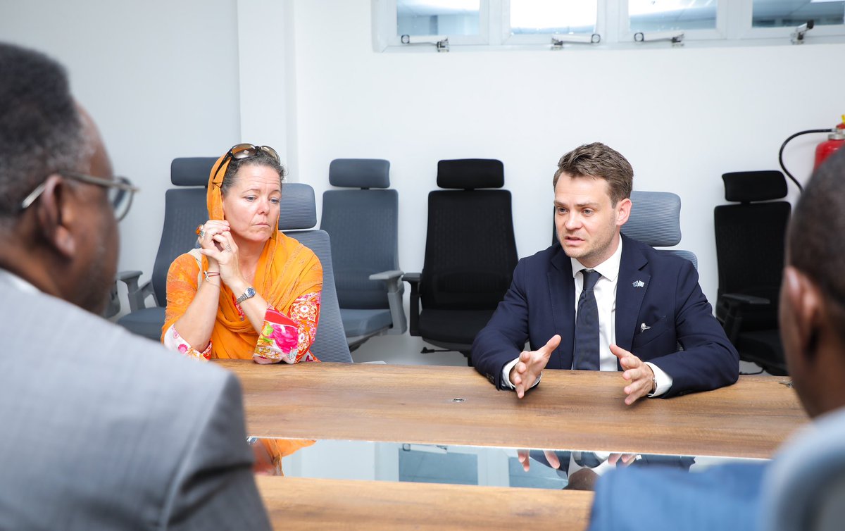 H.E @HassansheikhAli & Deputy EU Ambassador to Somalia, Thomas Kieler, discussed ongoing efforts to finalize the constitutional review process & justice sector reforms in Mogadishu today. The Minister thanked the EU for its longstanding support to the Somali people & government.