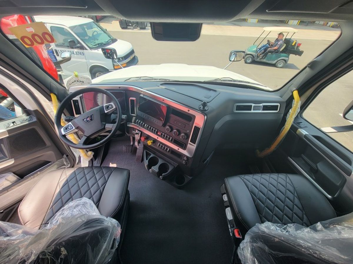 VelocityTrucks's tweet photo. BRAND NEW 2024 WESTERN STAR 49X SLEEPER FOR SALE
#1916265
52,500 gvwr
DD15, 505HP
12 Speed Transmission
Full specs > https://t.co/USvqFGLu8g
 Velocity Truck Centers - Warsaw
Call Sales today 910-293-7811 or stop by 1489 US Hwy 117 S, Warsaw, NC 28398 https://t.co/SFRmQgMS5o