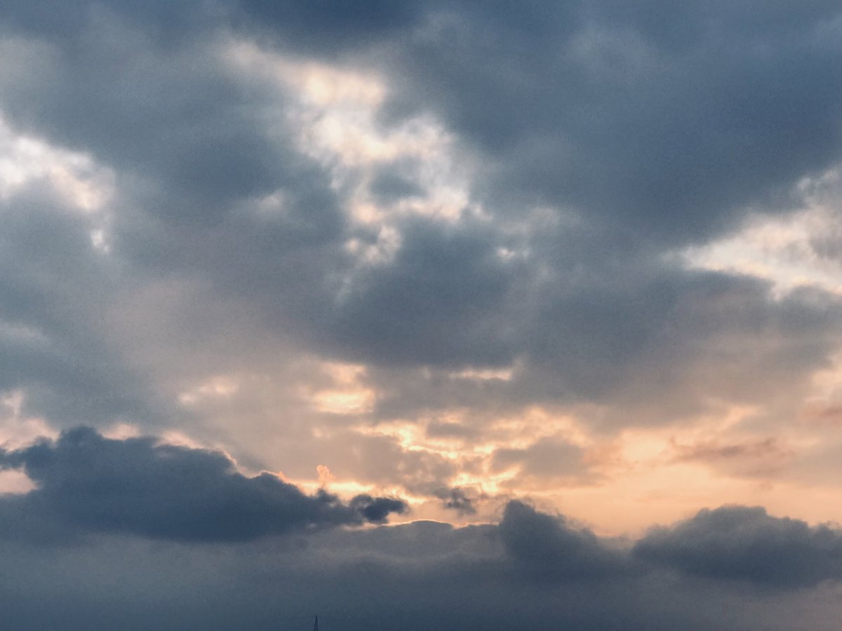 UK250463's tweet photo. March Skyscape
#Cloud #HiddenSun #Nature #Streetphotography https://t.co/KYTq9W3zhp