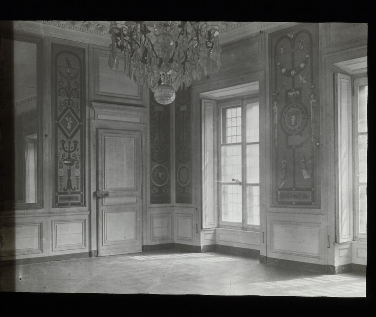 #JeudiPhoto Vue ancienne du salon de la maison de la Reine dans le domaine de Marie-Antoinette @CVersailles en 1920 📷 cliché sur plaque de verre / service des archives 👉 …images.chateauversailles-recherche.fr/?query=search=…