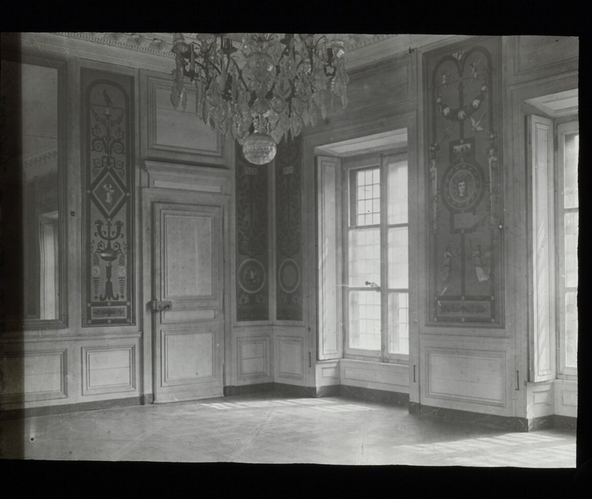 CRCVersailles's tweet photo. #JeudiPhoto Vue ancienne du salon de la maison de la Reine dans le domaine de Marie-Antoinette @CVersailles en 1920

📷 cliché sur plaque de verre / service des archives 👉 https://t.co/bwvNuknjZV https://t.co/KQxuc2XBTe
