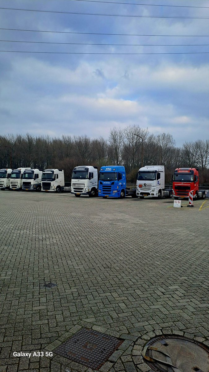 My spot for the night.... I am the blue one... We got them in all colors these days #scania #schenk #papendrecht