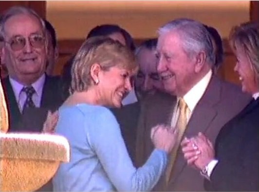 andres20ad's tweet photo. Nunca estamos del mismo lado: ellos apoyaron a Pinochet, nosotros no. Ellos apoyan la estafa de las AFP y robo de las Isapres, nosotros no. Ellos apoyan el genocidio de Israel, nosotros no. No estamos del lado de la derecha, porque preferimos estar del lado correcto de la vida. https://t.co/erz8AlFkbd