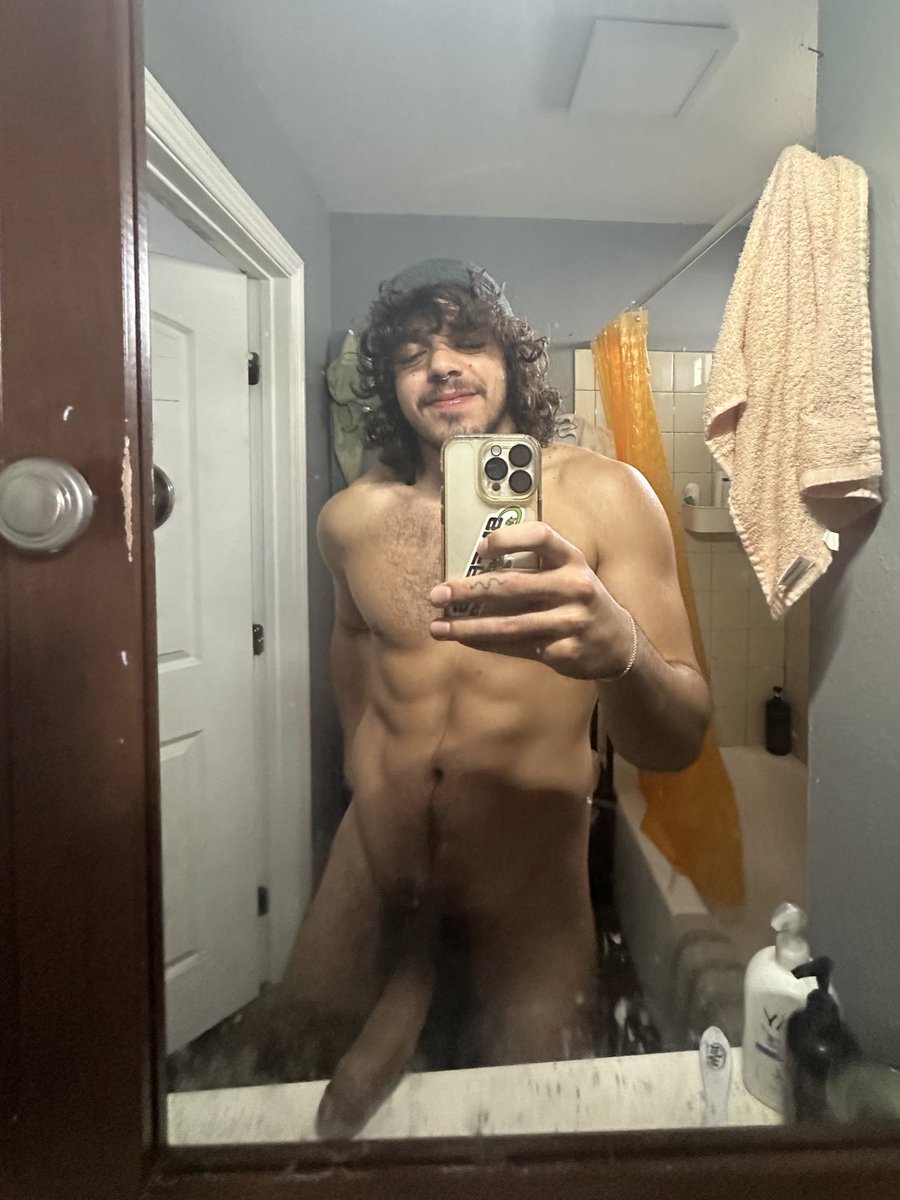 geoscarxxx's tweet photo. yes fine I’ll clean the fuckin mirror https://t.co/YkfsGUcuI8