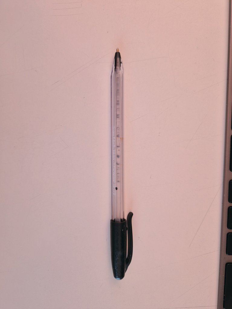 SamCifuentesZ's tweet photo. Nunca pensé que pasaría pero por primera vez me acabé una pluma, sin haber perdido/mordido la tapa o haberla perdido por completo... será éste mi llamado???? 🫶 https://t.co/jUVUeZ4GTW