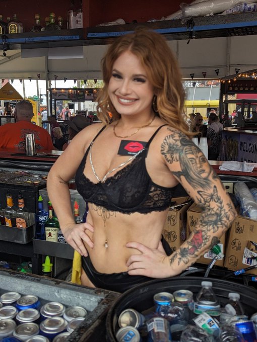 #sibabes #bartender Sydnee at Daytona Bike Week 2004 Full Moon Saloon Main St https://t.co/FulL9mq3J<a href="/tag/sibabes"class="tags">#sibabes</a><a href="/tag/bartender"class="tags">#bartender</a>