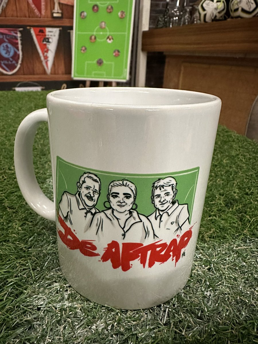 edwarddekkerrtv's tweet photo. Morgen de honderdste aflevering van De Aftrap. Dat vieren we met onze eigen mok! 😁 #aftrap #ajax #az #volendam #telstar https://t.co/nDxYPTMwVD