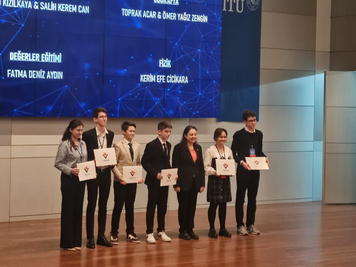 TÜBİTAK 2204-A Lise Araştırma Projeleri Yarışması'nda Esenyurt Özel Esenkent Okyanus Anadolu Lisesi öğrencilerimiz Toprak Acar ve Ömer Yılmazer, "Atmosferden Tarlalara Sürdürülebilir Su Üretimi" projesiyle 2. olmuştur.

<a href="/Yusuf__Tekin/">Yusuf Tekin</a> <a href="/MucahitYentur/">Murat Mücahit Yentür</a> <a href="/CobanogluF/">Fatih Çobanoğlu</a> <a href="/TayfunOzyolcu/">Tayfun ÖZYOLCU</a>