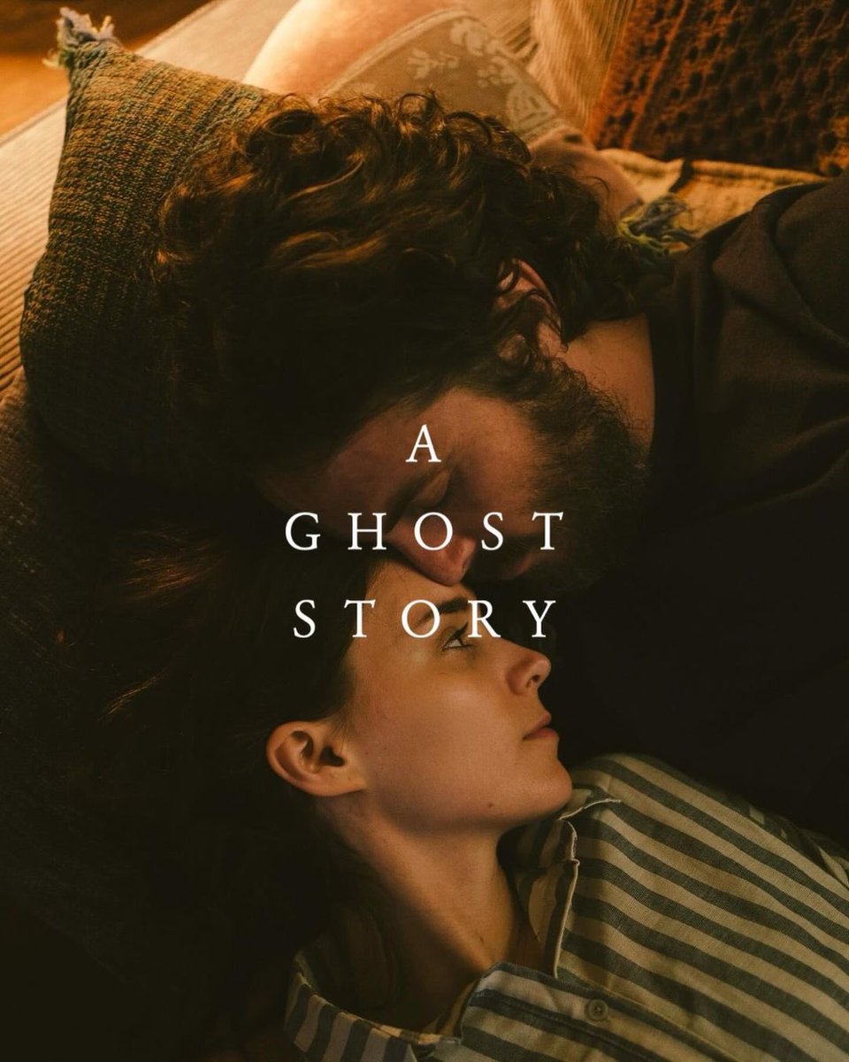 TourCinefilo's tweet photo. 3. A Ghost Story (2017) de David Lowery

Un drama que reflexiona sobre la etapa de duelo y lo que dejamos luego de partir. 
La historia se centra en el punto de vista de un fantasma y casi no tiene diálogos. Todo lo vemos a través de la imagen. Triste y fascinante

Esta en @AppleTV