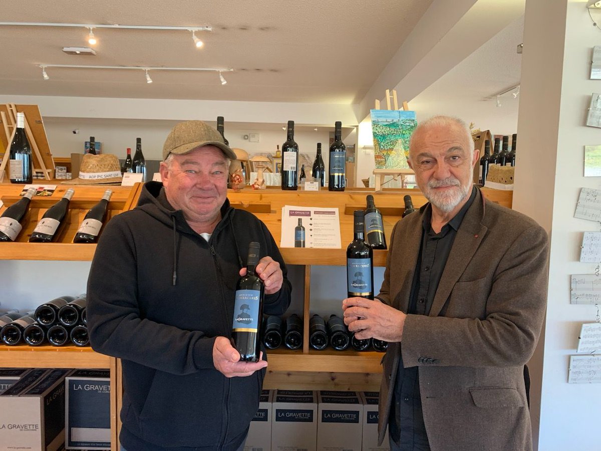 de_la16842's tweet photo. Pour le #bicentenaire de la mort de #Cambaceres, nous avons présenté le millésime 2023 de notre cuvée Officier Cambacérès (Merlot / Cabernet Sauvignon) en @PaysdOcIGPWines avec la présence remarquée de @JMCambaceres 🍷😋
#vin #paysdoc #cambaceres #officier #lagravette #corconne https://t.co/dmBzCknJ1j