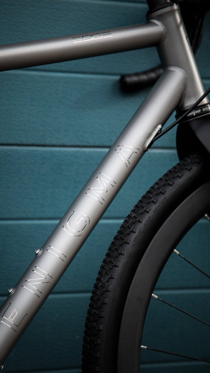 Enigmabikes's tweet photo. EDGE BUILD 

Ti Gravel Beast with lashings of @Hopetech goodies 👊🏼

#enigmaedge #titaniumbike #tigravelbike #gravelbikes #gravelbikesuk #gravelrideuk #tibikes #gravelbikesuk #enigmafinishing #hopetechnology #newbike https://t.co/HxarswGPD4