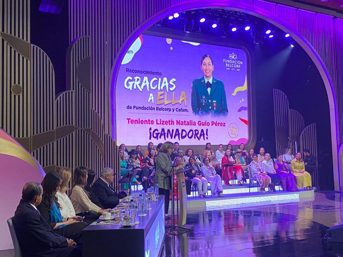 Ingenieros_EJC's tweet photo. ¡Qué orgullo!
Nuestra Teniente Natalia Guío, de la Brigada de Ingenieros de Desminado Humanitario, ganó reconocimiento digital Gracias a Ella y recibió mención honorífica en el Premio Mujer @CafamOficial, por su estrategia pedagógica con niños sobre riesgo de minas.
#FeEnLaCausa https://t.co/wjnnRRGtBW