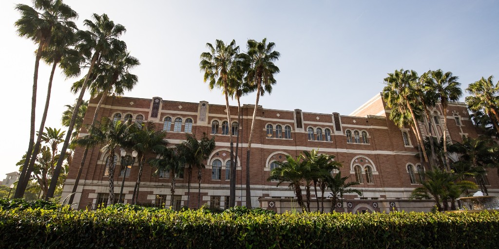 USCTeacher's tweet photo. At USC Rossier, we understand that not all students' career goals are the same. Individuals earning their online MAT degree have the option of choosing a concentration based on what program path most interests them. Learn more: https://t.co/xIa8ROkva7 https://t.co/4gknIWBR9Y