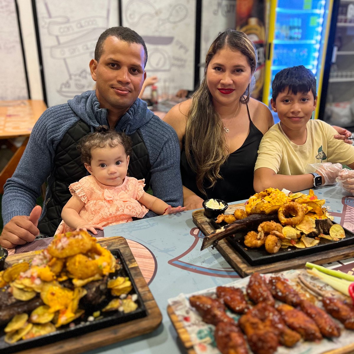 TomahawkEc's tweet photo. Tu plan perfecto para un día #ALoGrande, disfrutar de nuestra súper promo de #AliBoneless en familia

😎¡Te esperamos, Vikingo! ☎️ 
Orellana 0968826776 
Centenario 0968472263
Urdesa 0958866076

#TomahawkEcuador #TomahawkSTeak #MomentosTomahawk #viral #foryou #parati #smashburgers https://t.co/pfaZakW41w