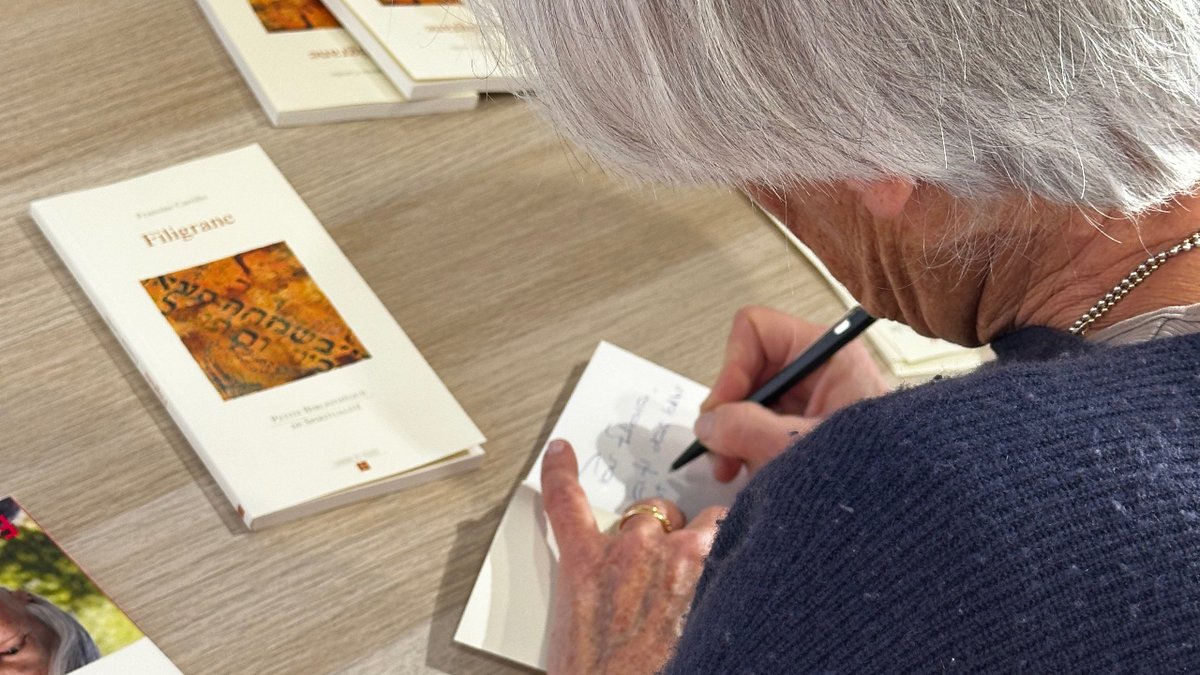 Maison Rousseau et Littérature (@mrl_geneve) on Twitter photo Venez nous voir à notre stand E542 au <a href="/livregeneve/">Salon du livre</a> et découvrez un univers où les mots prennent vie et où la passion pour la lecture et l'écriture s'épanouit. Séances de dédicaces, rencontres avec des auteur·ice·s, ateliers de dessins et de sérigraphie… Venez nous voir à notre stand E542 au <a href="/livregeneve/">Salon du livre</a> et découvrez un univers où les mots prennent vie et où la passion pour la lecture et l'écriture s'épanouit. Séances de dédicaces, rencontres avec des auteur·ice·s, ateliers de dessins et de sérigraphie…
