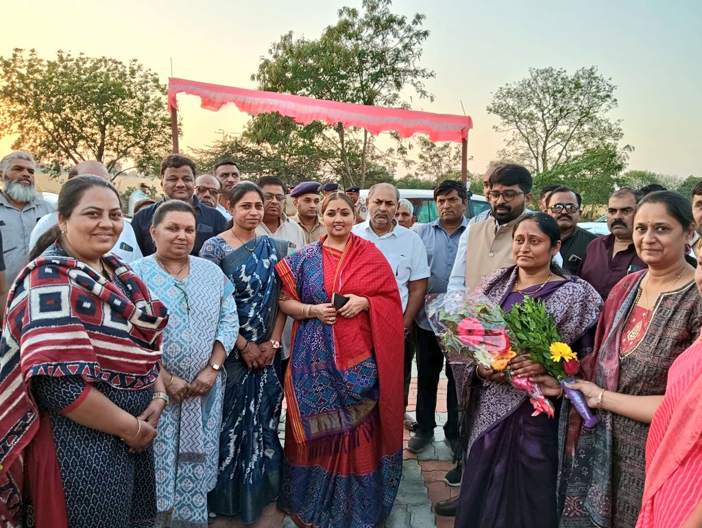 DDORAJKOT1's tweet photo. આજરોજ તા.૦૭/૦૩/૨૦૨૪ રાજકોટ જિલ્લાના કોટડાસાંગાણી તાલુકાના શાપર મુકામે શાપર આંગણવાડી કેન્દ્ર નંબર પ,૬ અને ૭ નું માનનીય કેબીનેટ મંત્રી શ્રીમતી ભાનુબેન બાબરીયા નાં વરદ્હસ્તે લોકાર્પણ કાર્યક્રમ યોજાયો.@CMOGuj @BhanubenMLA @kunvarjibavalia @RaghavjiPatel @nirala_kk https://t.co/L6GVLhf7lK