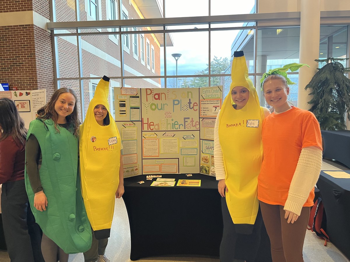Last night, our @FSHN_Illinois students showcased their wealth of nutrition knowledge at the National Nutrition Month Fair! 🥗 They dished out incredible tips, tricks, and essential info to help everyone make smarter food choices. 🍎🥑
