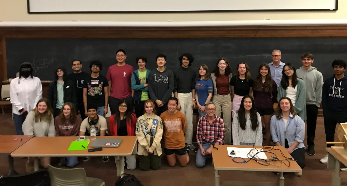 And that's a wrap on IceCube After School 2024! 💫 Last week, 23 participants and their family members gathered for an evening of presentations and cake as part of the eight-week program hosted in conjunction with @UWMadPhysics. Read more ➡️ wipac.wisc.edu/wipac-uw-madis…