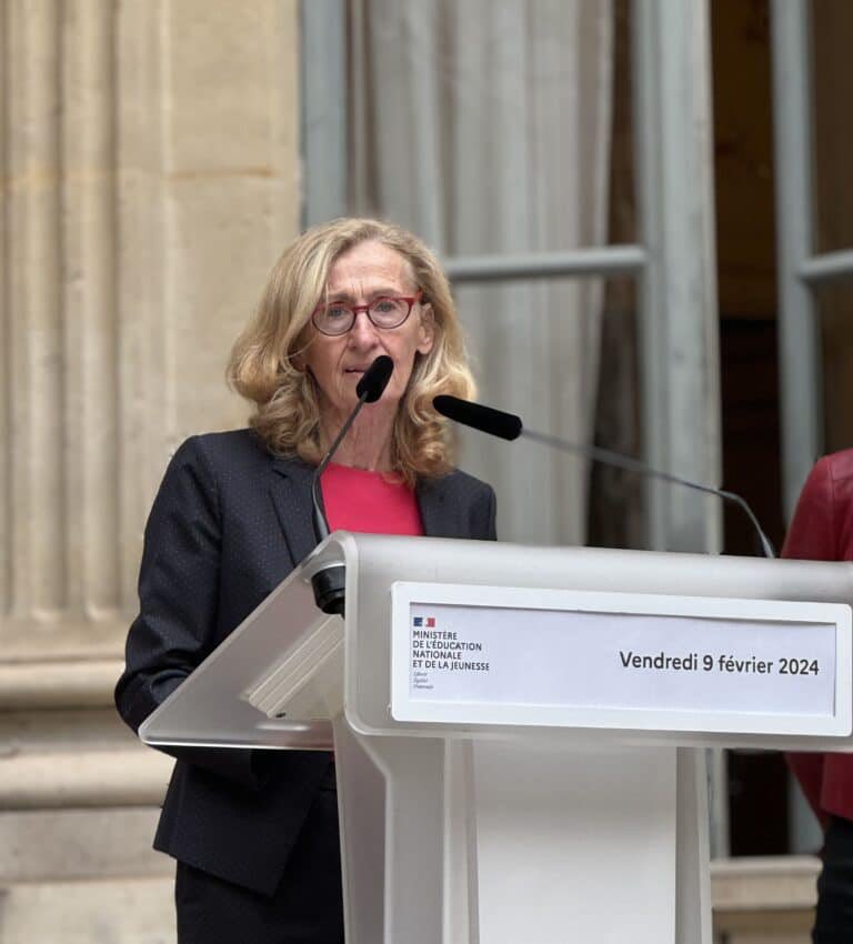Groupes de niveaux : la nouvelle ministre de l’Éducation nationale a désavoué le projet de Gabriel Attal. Une victoire à mettre sur le compte de la mobilisation des communautés éducatives  et de la réalité du budget de l’Éducation nationale… cafepedagogique.net/2024/03/07/gro…