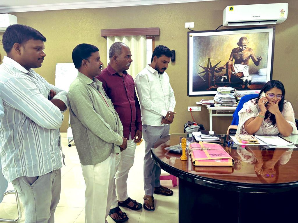 NeelamChiru's tweet photo. తెలంగాణ మున్సిపల్ అవుట్ సౌర్చింగ్ ఉద్యోగ,కార్మిక సంగం ఆధ్వర్యంలో  మున్సిపల్ ఉద్యోగులు,కార్మికుల సమస్యల మీద కూకట్ పల్లి జోనల్ కమిషనర్ అభిలాష అభినవ్ గారిని కలిసి వినతిపత్రం  ఇవ్వడం జరిగింది.దానికి సానుకూలంగా స్పందించి వెంటనే అధికారులతో మాట్లాడడం జరిగింది.@ZC_Kukatpally1 https://t.co/91EJoFypE6