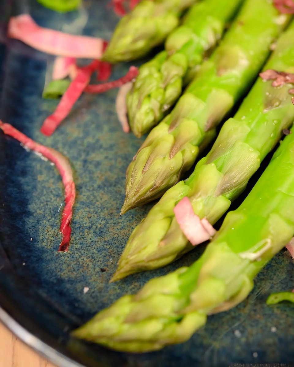 Mars marque l’arrivée de nos délicieuses asperges du Gers, produites par JP. Laffitte, à Barcelonne du Gers.
Le secret de leur cœur tendre et leur goût unique ?
Elles sont cultivées sous serre, à l'abri des intempéries, du gel et des insectes.
À retrouver dès maintenant au J’Go !