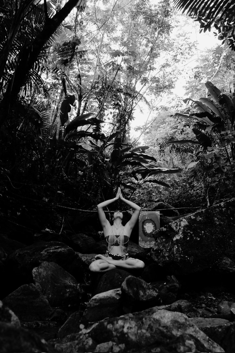 Peek into my photoshoot with Carrilyn Bonafe aka Flow Art  at El Yunque rainforest of #PuertoRico 🌿

 #thursdayvibes #thursdaymorning #Art