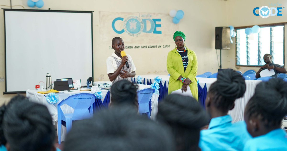 💡Future change-makers at Kakuma Refugee Camp! Thank you to @i_amthecode @Marthalanefox @mjamme for inspiring so many girls today, on the eve of #InternationalWomensDay