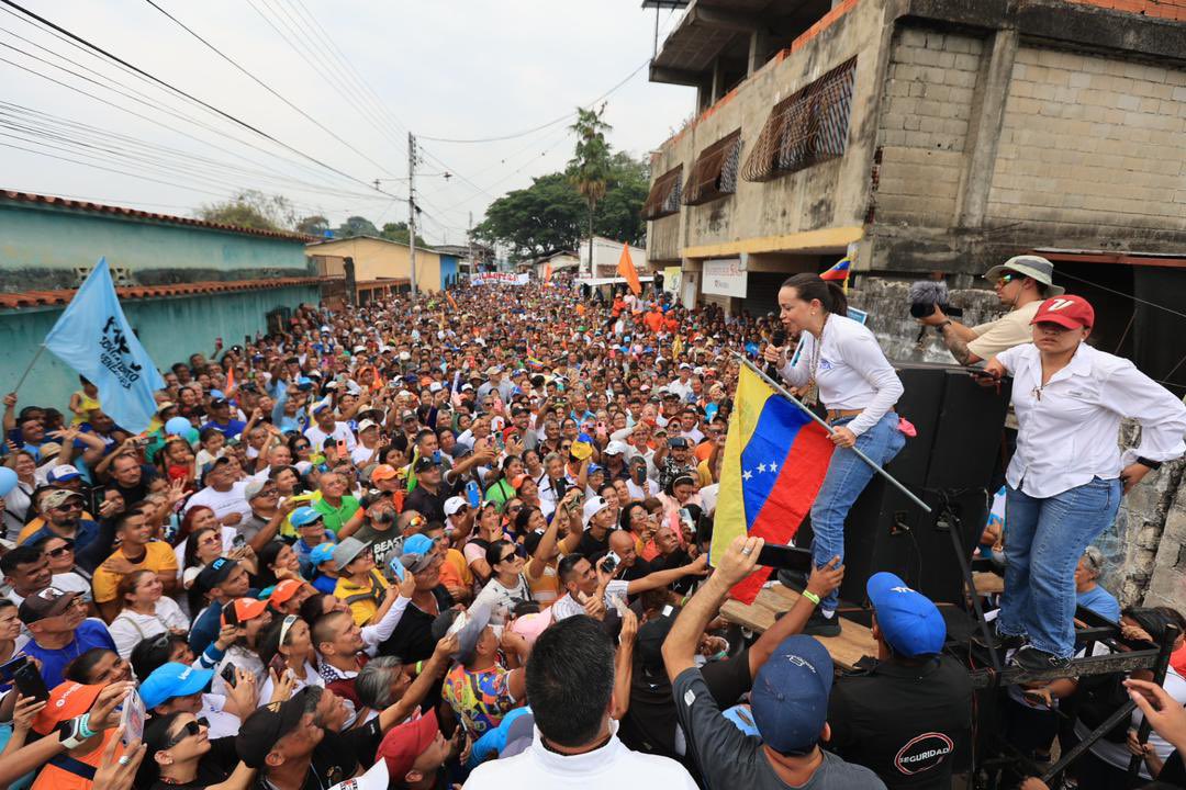 VenteVenezuela's tweet photo. #EnFotos Así fue el llenazo de Barinitas hoy con @MariaCorinaYA. 

La gente está de este lado, y vamos #HastaElFinal. https://t.co/5yOdvbVqfG