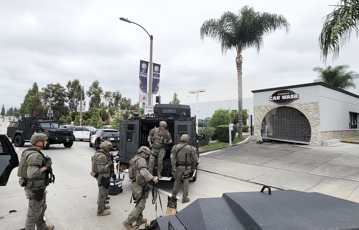 lasd2008's tweet photo. Leadership isn't just about giving orders; it's about standing first in line when the heat rises. #LeadershipUnderFire #FrontlineLeadership #USMC #LASD
Join LASD: https://t.co/ektI2QReKf 
Photo Credit: @SEBLASD https://t.co/pr8MI86phq
