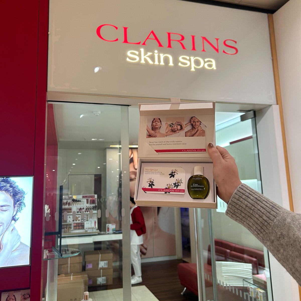 There's still time to book your Mother's Day experience gifts at @JohnLewisRetail! From personal styling sessions to the @clarins_uk spa, @JohnLewisRetail has you covered for experience gifts she'll never forget. Don't miss out - head to the store to book today!