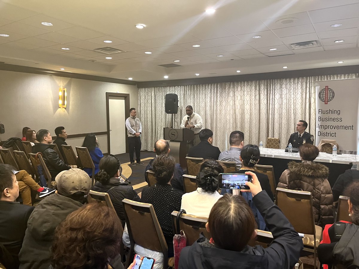 mayorsCAU's tweet image. .@mayorsCAU Assistant Commissioner and Queens Borough Director attended a safety forum in Downtown #Flushing. Thank you to @NYPD109Pct and @FlushingBID for hosting and providing important information to this #Queens community.