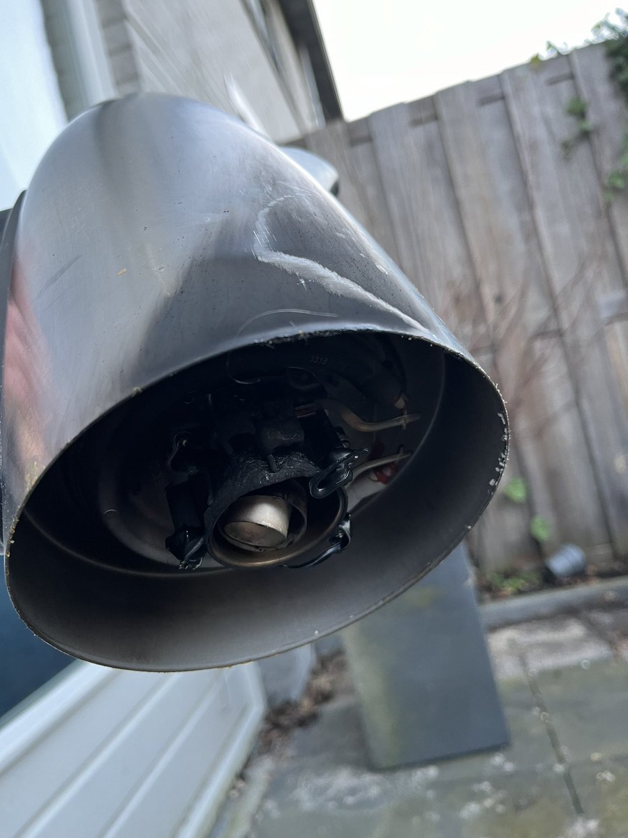 Een waterkoker is dus elektrisch, en kan niet op het gasfornuis blijkt maar weer