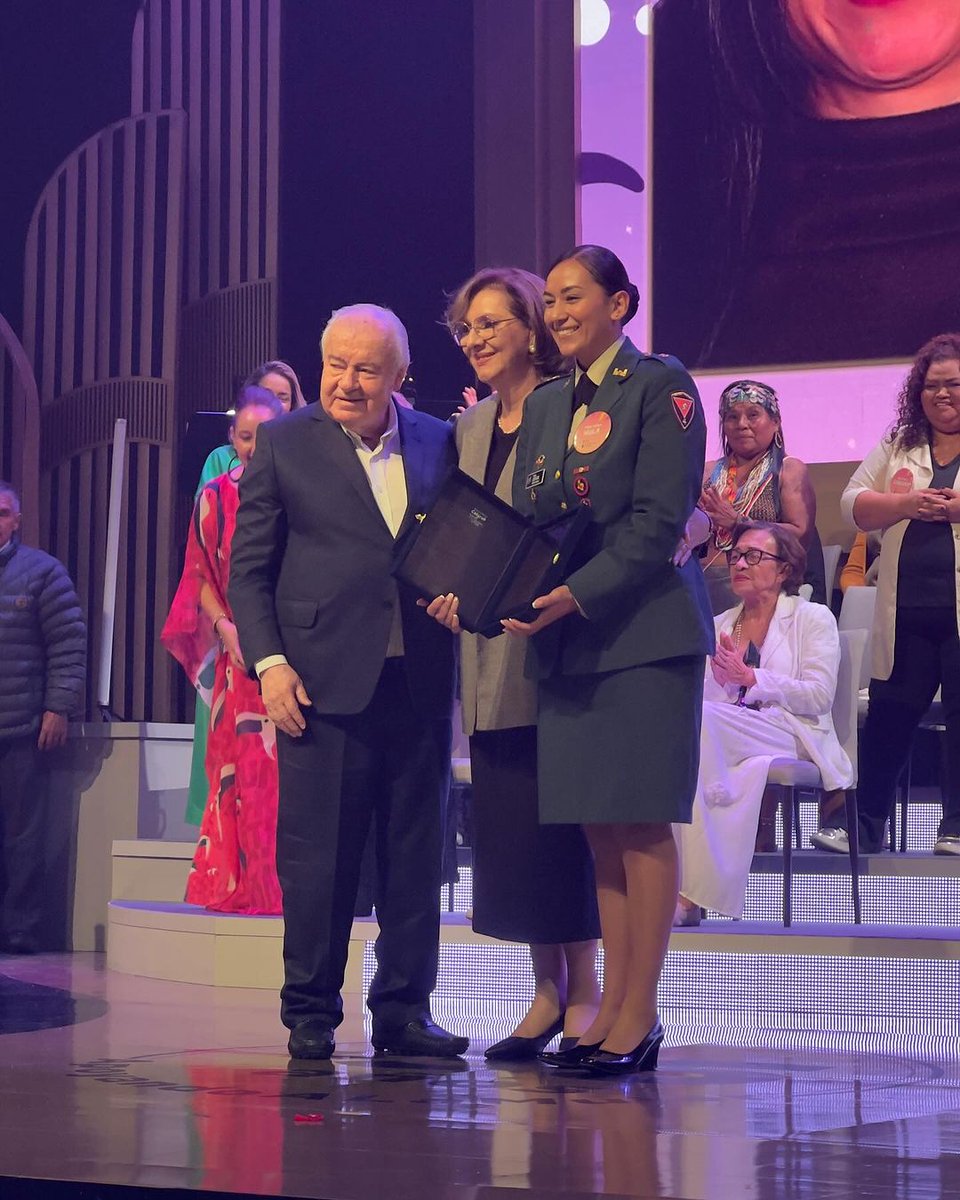 FuerzasMilCol's tweet photo. Nuestra Teniente Lizeth Natalia Guío, de la Brigada de @Ingenieros_EJC de Desminado Humanitario, recibió la mayor votación en medios digitales @PremioCafam, por su estrategia pedagógica con la que ha logrado capacitar sobre el riesgo de minas a más de 9 mil niños.
#MujerMilitar https://t.co/DcE7CQ7mlV
